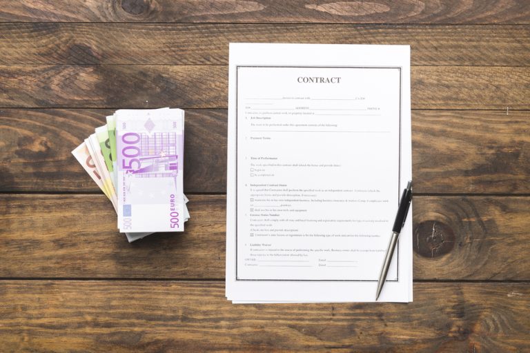 Contrato de arras sobre una mesa con dinero