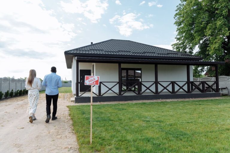 Pareja que va a comprar una casa en la playa
